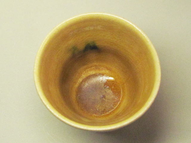 黄瀬戸湯呑み茶碗（茶花）の見込み