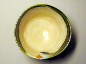 織部大地茶碗（緑山の滝-2）の見込み