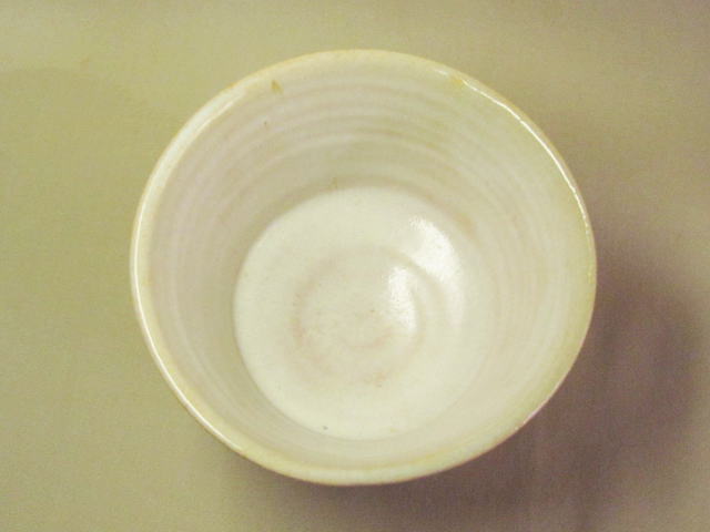 白釉結び高台茶碗（夕彩）の見込み