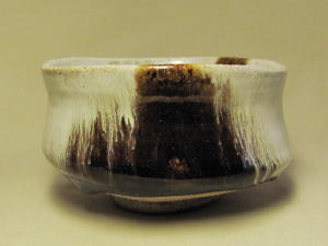朝鮮唐津掛分茶碗（清水）の側面